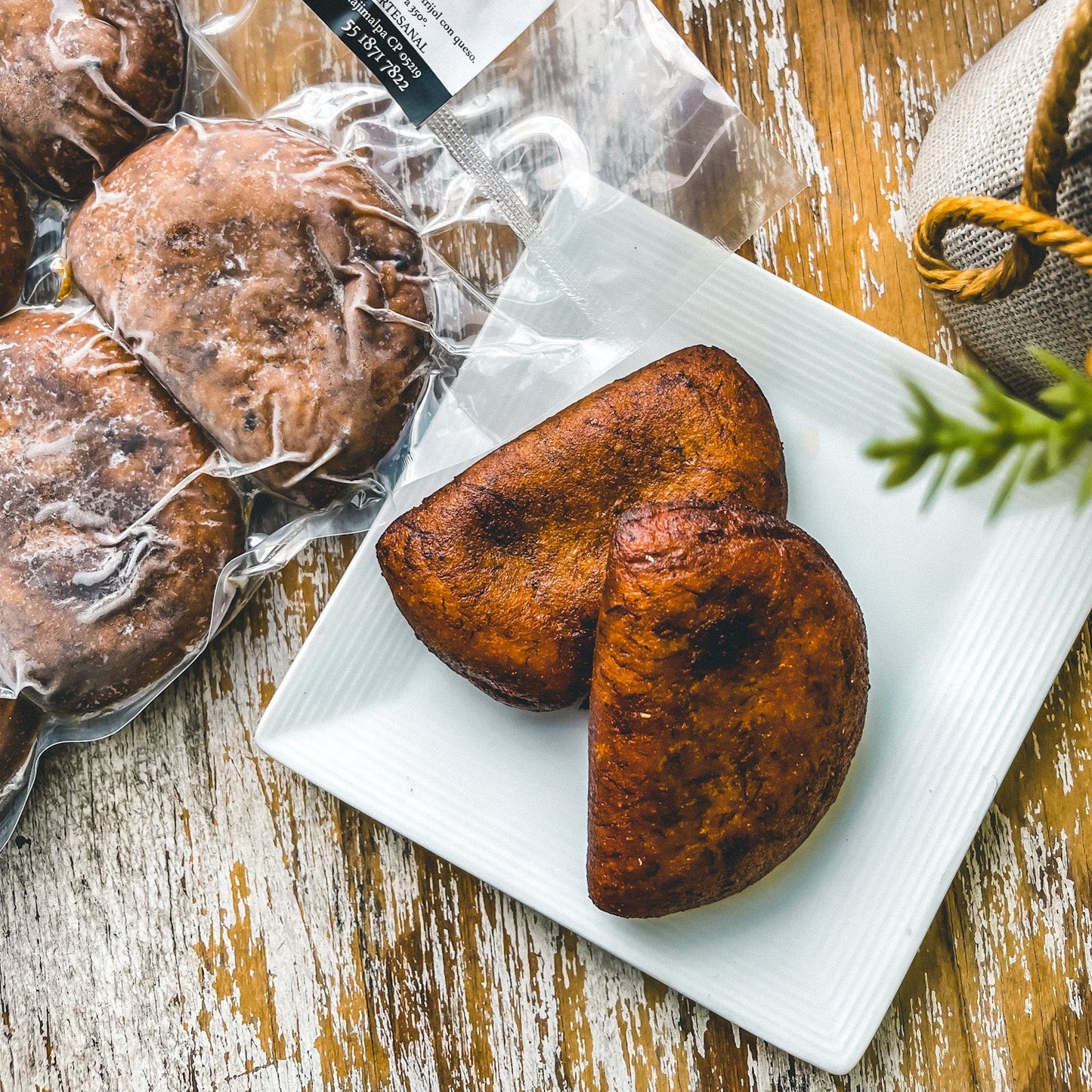 DIVINAS DE CAZÓN PQTE DE 12 UN (EMPANADAS DE MASA DE PLÁTANO MACHO MADURO)