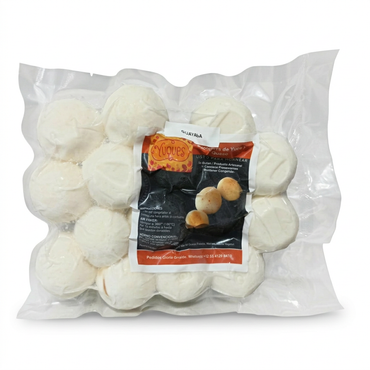 Panecitos de queso y guayaba con fondo blanco