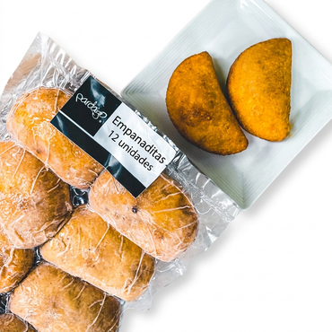 Paquete de empanaditas con etiqueta de 12 unidades sobre fondo blanco